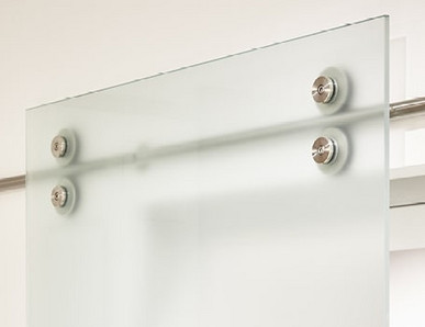 Schiebetüren aus Milchglas mit sichtbarer Stange und Gleiträdern.