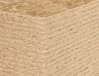 Gestapelte OSB-Platten mit charakteristischer Spanstruktur, ideal für den Bau- und Innenausbau.