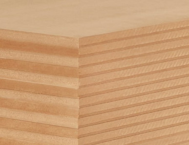 Nahaufnahme einer MDF-Platte mit feiner Schichtung, ideal für Möbelbau und Innenausbau.