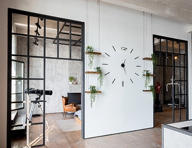 Türen im Loft-Stil mit schwarzen Metallrahmenelementen verbinden Küche und Wohnbereich.