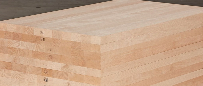 Stapel Massivholzplatten