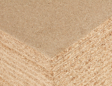 Detailansicht einer Spanplatte mit feiner Holzspanstruktur, ideal für Möbelbau und Innenausbau.