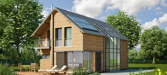 Modernes Einfamilienhaus mit Holzfassade, großen Fensterfronten, Balkon und Solarpanelen auf dem Dach.