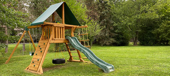 Spielgeräte: Spielturm und Rutsche für Kinder im Garten.