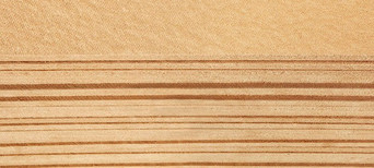 Nahaufnahme von Holzfaserdämmplatten mit sichtbarer Schichtenstruktur, ideal für ökologische Wärmedämmung.