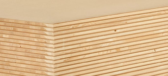 Nahaufnahme einer Tischlerplatte mit mehrschichtigem Holzaufbau, ideal für den Möbel- und Innenausbau.
