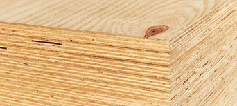 Nahaufnahme von Bausperrholz mit sichtbarer Schichtenverleimung und natürlicher Holzmaserung.