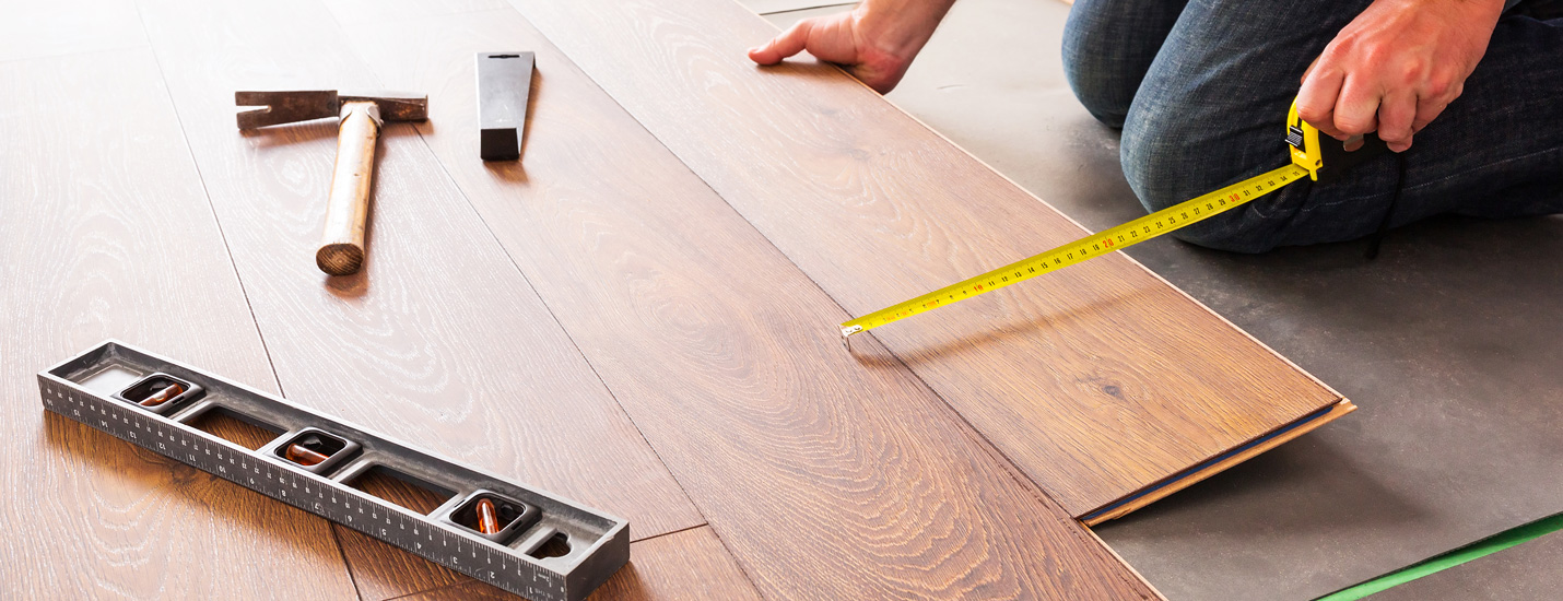 Handwerker bei der Montage eines Parkettbodens