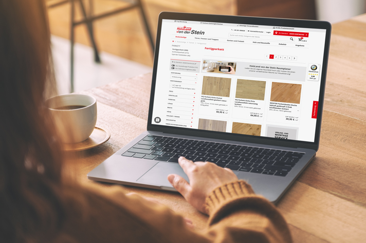 Laptop mit geöffneter Seite des Onlineshops