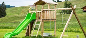 Zu den Kinderspielgeräten
