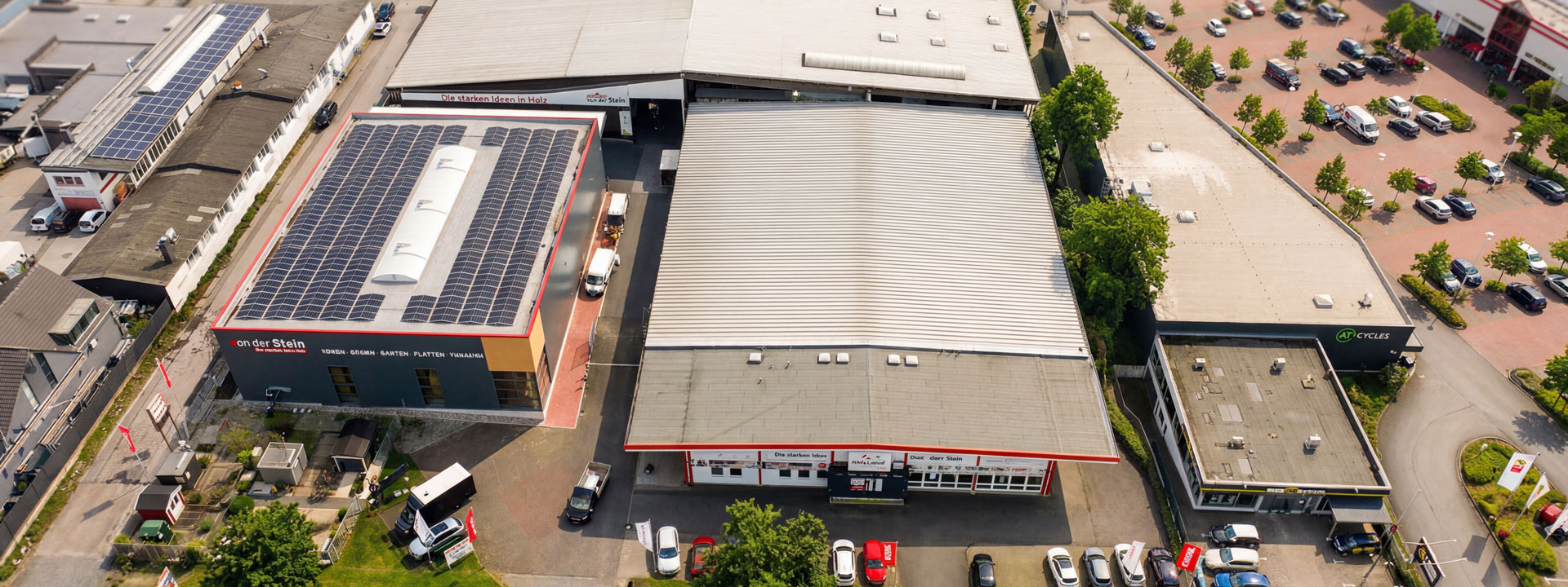 Drohnenfoto von HolzLand von der Stein mit angrenzenden Gewerbegebäuden.