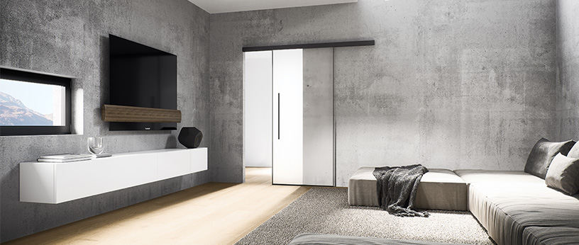 Halb geöffnete Glasschiebetür in einem Wohnzimmer