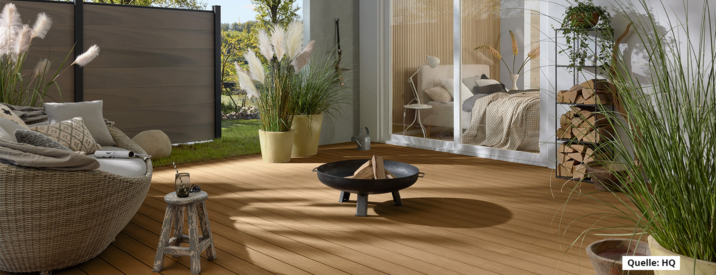 Gartenterrasse mit Terrassendielen und Sichtschutz